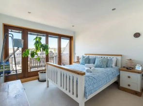 10 Maritime House