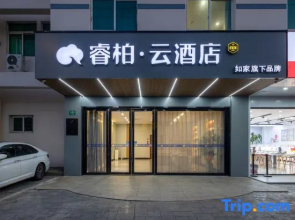 Ribera Cloud Hotel (Shanghai Jinshan Petrochemical Branch)