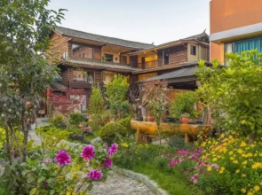 Floral Hotel · Smiling in the Flowers Lugu