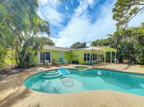Tropical Pool Oasis on 1/4 Acre by Downtown Stuart