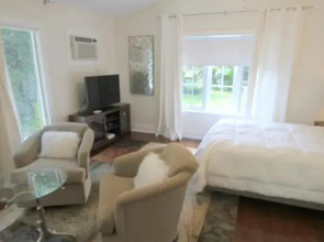 Newly Decorated Beachwood Canyon 2 Bedroom Hideaway
