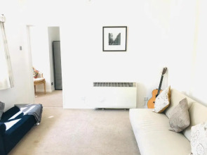 Aston Henry James Cookham Road Cosy flat close to town centre