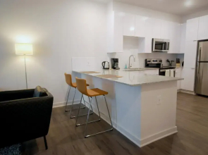 S1bd Serviced 1-br w Full Kitchen in Walkable Neighborhood