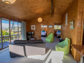 Beach House on the Ridge - Kaiteriteri Holiday Home