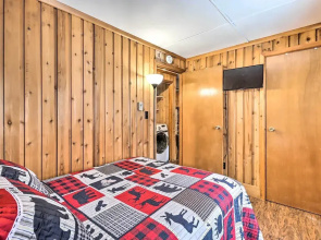 Near Skiing: Pocono Lake Cabin w/ Screened Patio