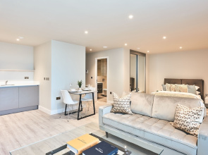 Seven Living Bracknell - Luxurious Chic Studio Apartments