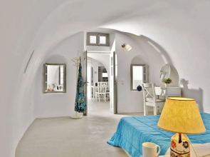 Liakada Oia Suites