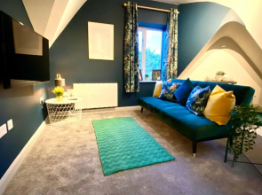 Beautiful Stylish 2 Bedroom Apartment! - 5 Minute Walk to the Best Beach! - Great Location - Parking - Netflix - Fast WiFi - Smart TV - Newly decorated - sleeps up to 6! Close to Bournemouth & Poole Town Centre & Sandbanks