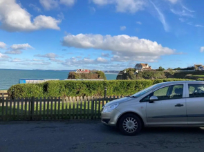 ONE BED APARTMENT GROUND FLOOR ONE MINUTE walk TOWAN BEACH FREE PARKING