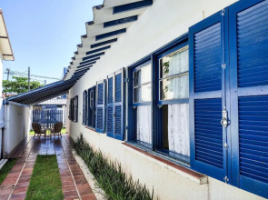 Tranquilidade a meia quadra da praia - churrasqueira, super wi-fi e Chromecast!
