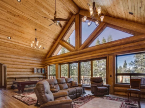 Luxe Breck Log Cabin w/ Hot Tub, Bar & Views!