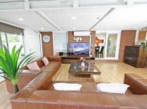 Hampton Park 4BDM Holiday Home Dandenong