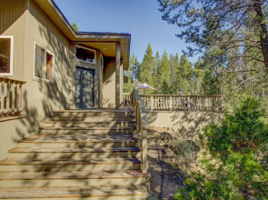 Stunning W/ Hot Tub & Expansive Deck 4 Bedroom Home