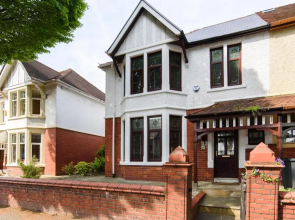 City Retreat, Spacious 4 Bed House, Games Room, Parking, Hot Tub & BBQ