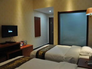 Yichuan Longsheng Business Hotel