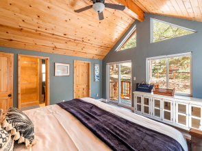 10 Mins to the Lake, Hot Tub & Game Room, Modern Cabin Bearpaw by Avantstay