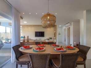 Casa Moderna e Luxuosa com Quatro Suítes Próx a Rua das Pedras Por Luxury Rentals