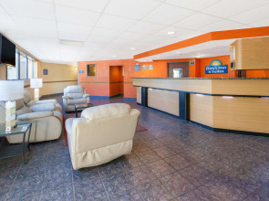 Days Inn & Suites by Wyndham Madison Heights MI