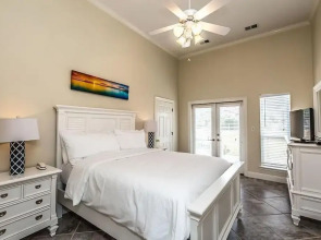 CORAL SHORES 5 Bedroom Holiday Home by Five Star Properties