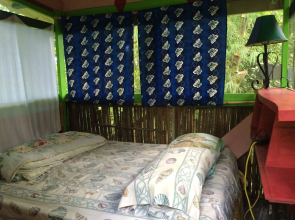 Hedonisia Hawaii Eco-Hostel Community