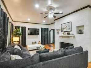 Updated Greenwood Cottage Apt < 1 Mi to Dtwn!