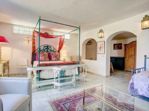 Romantic Puerto Banus Villa, Sea Mountain Views