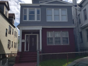 Lovely 3 Bedroom Apt With Parking On Premises