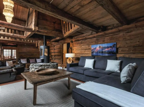 4BR Traditional Chalet BBQ + Fireplace + View