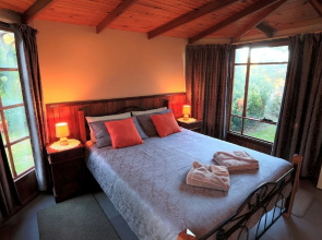 Stanley Lakeside Spa Cabins