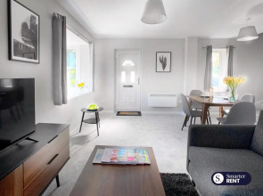 Wokingham - 2 Bed Stylish House, Central - Parking