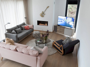 Unit 2 - Modern Smart Home Duplex With Free Parking