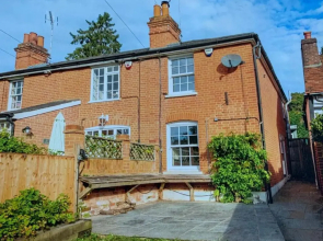 Stunning 2 bedroom cottage with Garden Office