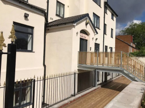 Contemporary 2 bed Apt 13