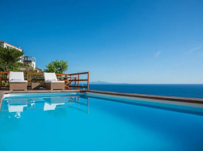 Luxury Villa Vittoria- Villa With Garden Swimming Pool and Jacuzzi Overlooking the sea