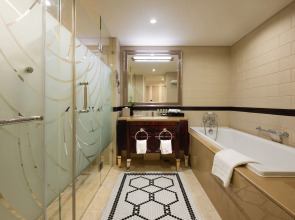 Paramount Gallery Hotel