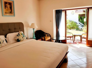 Coconut Grove Beach Resort