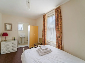 4 Bed House in Wolverhampton Your Home From Home