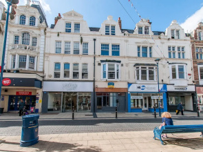 3 Bed Flat in Pedestrianized High Street