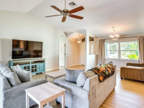 7 Mi to Beach: Family-friendly Englewood Escape!