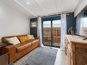Dolphin Coast Doll House - quaint cottage close to the beach!