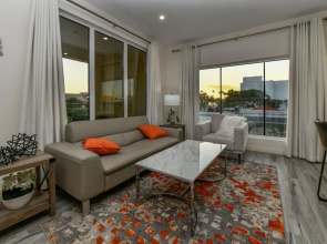 Luxury 2-bedroom Condo Right on the Strip in Palm Beach