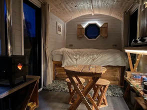 1 Bed Cabin - Sleeps 2 - Hottub - Parking - Garden