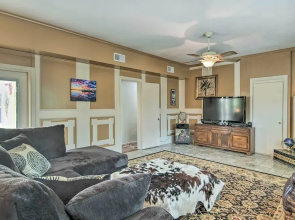 'coastal Cove' w/ Private Deck, 4 Mi to Beach