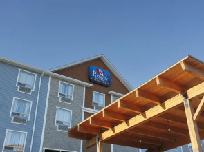 Pomeroy Inn & Suites at Olds