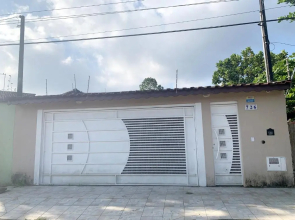 Casa c churrasq a 650 metros do mar em Bertioga SP
