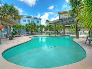 2 Homes in Las Palmeras by Avantstay Sleeps 18, Resort Pool + Private Patio Walk to Town, Golf Cart Zone