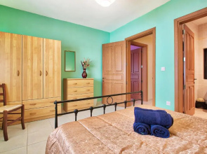 MS26 - Spacious Maisonette By The Sea