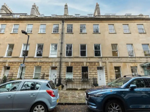 Light-filled Period Apartment - Central Bath