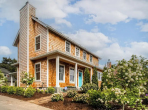 Modern Gearhart Getaway, Walk to Beach & Downtown!