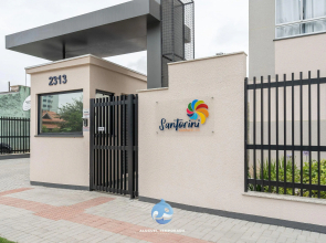 Aptos a 150 M DA PRAIA com SACADA, WI-FI, AR CONDICIONADO, COZINHA COMPLETA no condomínio Santorini Confort Club c/ PISCINA, PORTARIA 24h, PLAYGROUND e vaga de GARAGEM